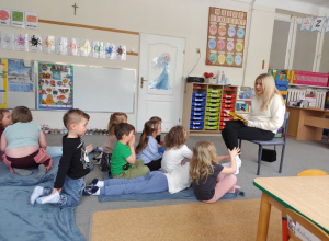 Słuchanie bajek czytanych przez rodziców