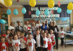 dzieci, seniorzy i Panie pozują do zdjęcia na tle dekoracji 569 Urodzin Miasta