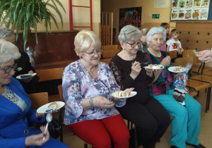 seniorzy kosztują tort