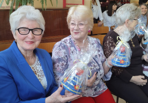 seniorki z prezentami w kształcie tortu