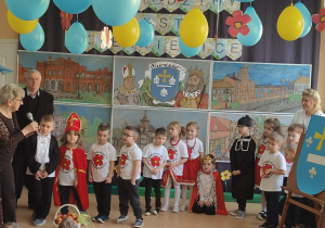 dzieci podczas występów z okazji 569 urodzin miasta