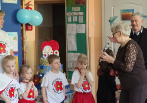 Pani seniorka składa podziękowania za piękny występ wszystkim dzieciom