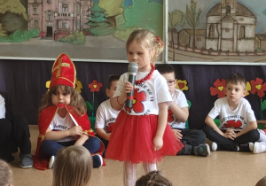 dziewczynka prezentuje wiersz