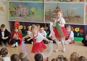 dziewczynki prezentują taniec