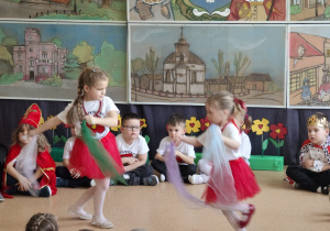 dziewczynki prezentują taniec z wykorzystaniem chustek