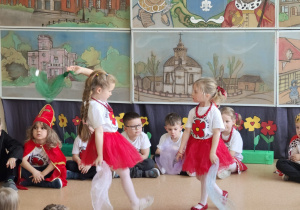 taniec dziewczynek z chustami