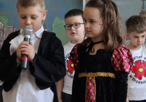 dziewczynka i chłopiec prezentują wiersz