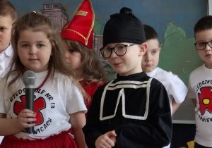 dziewczynka i chłopiec prezentują wiersz