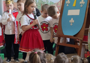 dziewczynka opisuje herb miasta Skierniewice