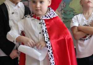 chłopiec w stroju króla prezentuje wiersz