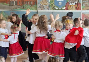 dzieci tańczą taniec ludowy :Przepióreczka