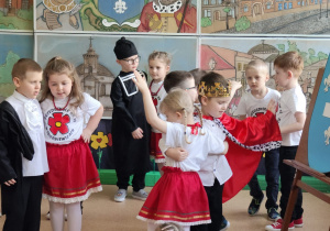 dzieci tańczą taniec ludowy :Przepióreczka