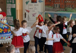 dzieci tańczą taniec ludowy :Przepióreczka