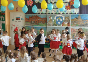 dzieci prezentują piosenkę