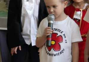 chłopiec prezentuje wiersz
