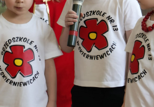 chłopcy prezentują wiersz