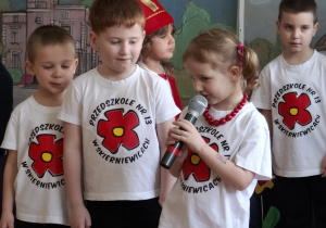 dziewczynka i chłopiec prezentują wiersz