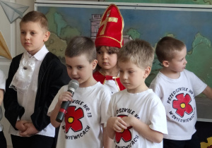 chłopcy prezentują wiersz