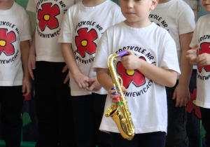 chłopiec gra na zabawkowym saksofonie