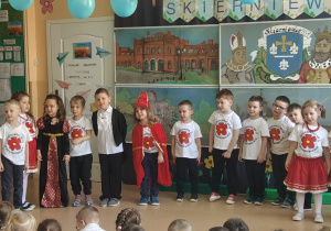 grupa dzieci śpiewa piosenkę