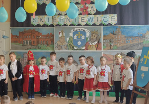 dzieci stoją i słuchają hymnu Skierniewic