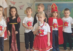 dziewczynka prezentuje wiersz