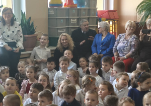 przedszkolaki wspólnie z seniorami i wychowawczyniami w strojach galowych