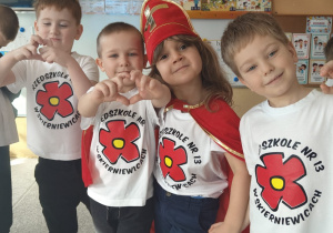 chłopcy pozują do zdjęcia