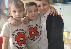 chłopcy pozują do zdjęcia