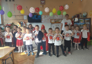 dzieci i Panie pozują do zdjęcia