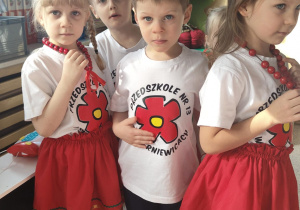 dzieci przygotowują się do występów