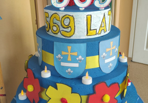 tort styropianowy ozdobiony rysunkami z cyframi 569