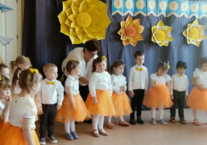 dzieci śpiewają piosenkę