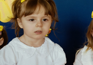 dziewczynka śpiewa piosenkę