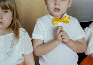 chłopiec śpiewa piosenkę