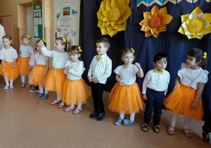 grupa dzieci występuje przed publicznością