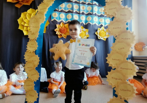 chłopiec z dyplomem