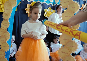 pasowanie dziewczynki kredką na przedszkolaka