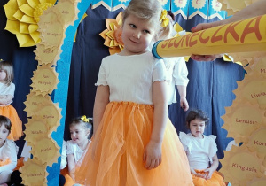 dziewczynka zostaje pasowana na przedszkolaka za pomocą kredki