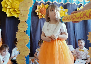 dziewczynka zostaje pasowana na przedszkolaka