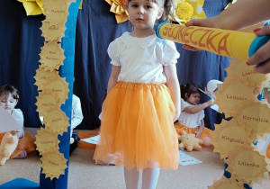 dziewczynka zostaje pasowana na przedszkolaka