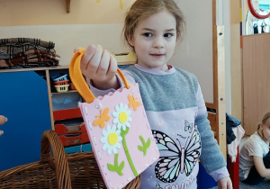 dziewczynka z torebką