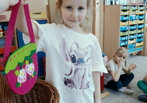 dziewczynka z torebką