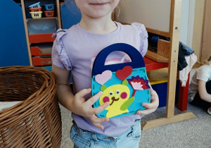 dziewczynka z torebką