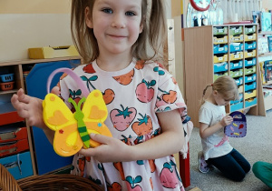 dziewczynka z torebką