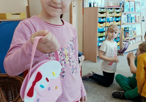 dziewczynka z torebką