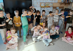 grupa dzieci pozuje do zdjęcia