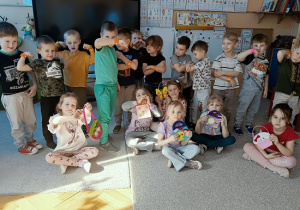 grupa dzieci pozuje do zdjęcia