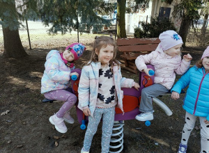 Wiosenne zabawy na placu przedszkolnym