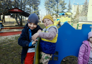 chłopcy w domku na placu przedszkolnym